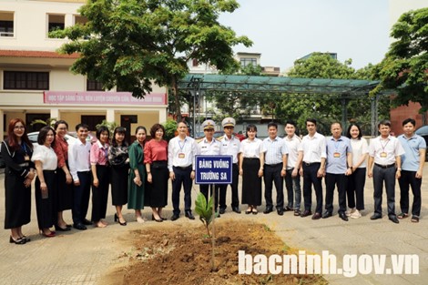 Lữ đoàn 161 - Vùng 3 Hải quân trao tặng cây bàng vuông từ Trường Sa cho Trường Chính trị Nguyễn Văn Cừ